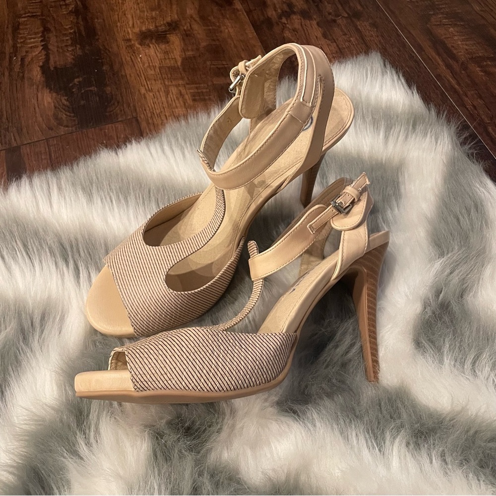 Versions nwt cream heels size 8 womens